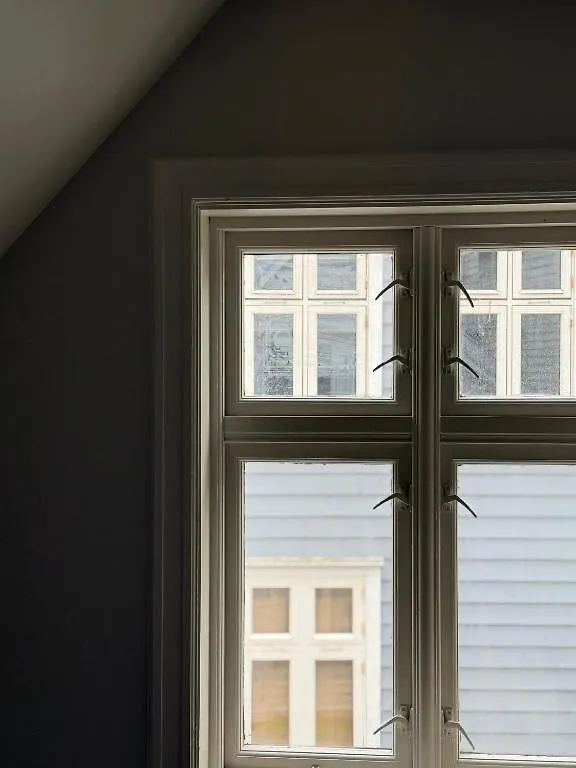 Nyrenovert Bergenshus Med Sjel I Stille Og Vakker Gagate, Midt I Hjertet Av Bergen Sentrum